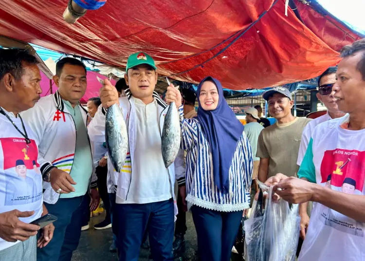 BLUSUKAN: Calon Bupati Tangerang nomor urut 1, H Mad Romli bersama istri saat blusukan di Kampung Cituis Desa Surya Bahari Kecamatan 
Pakuhaji, Rabu (6/11/2024). Dalam 
kesempatan itu, Mad Romli sempat berkunjung ke TPI Cituis. (ADITYA/SATELIT NEWS)