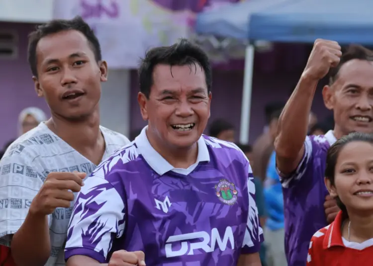 PEDULI OLAHRAGA: Calon Bupati Tangerang nomor urut 02, Moch. Maesyal Rasyid saat bermain sepak bola. (DOK SATELIT NEWS)