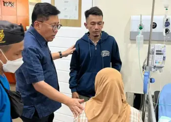 MENJENGUK: Kadishub Kabupaten Tangerang Taufik saat menjenguk bocah korban truk tanah yang kini dirawat di RSUD Kabupaten Tangerang, Kamis (7/11). (ISTIMEWA)