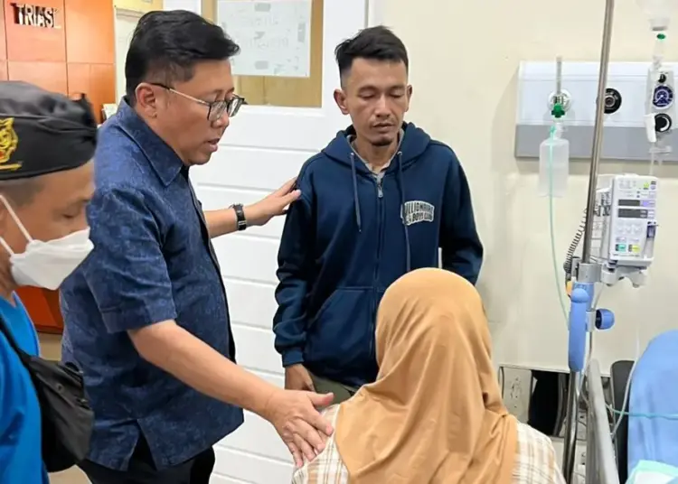 MENJENGUK: Kadishub Kabupaten Tangerang Taufik saat menjenguk bocah korban truk tanah yang kini dirawat di RSUD Kabupaten Tangerang, Kamis (7/11). (ISTIMEWA)