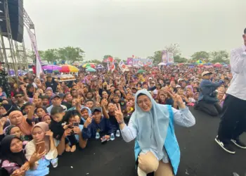 BERSAMA MASYARAKAT: Calon Wakil Bupati Tangerang, Intan Nurul Hikmah saat berswafoto bersama masyarakat Kabupaten Tangerang. (DOK/SATELITNEWS)