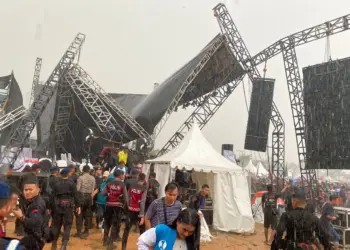 Diterjang Hujan dan Angin, Panggung Kampanye Calon Gubernur Banten Ambruk