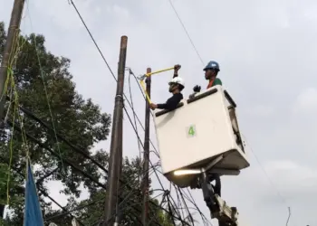 Dinas SDABMBK Tangsel Putus Kabel Optik di Jalan Merpati Raya