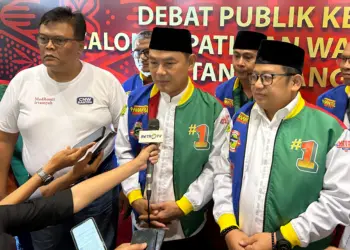 Wakil Ketua Tim Pemenangan Mad Romli-Irvansyah Asmat Nawa Said Dimyati saa mendampingi pasangan calon Bupati dan Wakil Bupati Tangerang nomor urut 1 Mad Romli-Irvansyah Asmat (MAVAN) ketika konferensi pers. (DOK/SATELIT NEWS)