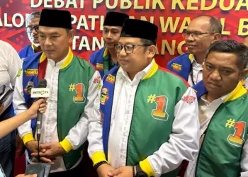 PAHAM PERSOALAN: Calon Bupati 
dan Wakil Bupati Tangerang nomor 
urut 1, Mad Romli-Irvansyah Asmat 
(MAVAN) usai debat kandidat kedua, 
akhir pekan kemarin. (DOK SATELITNEWS)