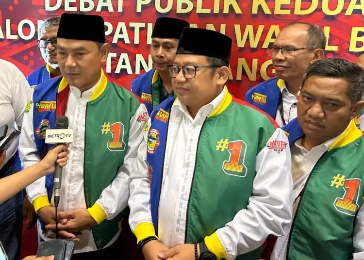 PAHAM PERSOALAN: Calon Bupati 
dan Wakil Bupati Tangerang nomor 
urut 1, Mad Romli-Irvansyah Asmat 
(MAVAN) usai debat kandidat kedua, 
akhir pekan kemarin. (DOK SATELITNEWS)