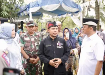 Menteri Yandri Susanto (kanan), berbincang dengan Kades Bandung Wahyu (tengah) dan Bupati Pandeglang Irna Narulita (kiri). (ISTIMEWA)