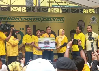 HADIAH UMRAH: Ketua DPD Partai Golkar Kabupaten Tangerang Mad Romli bersama Sekretaris DPD Golkar Kabupaten Tangerang Amud saat menyerahkan hadiah umrah doorprozi senam sehat dalam rangka HUT ke-60 Partai Golkar, Minggu (16/11/2024). (ISTIMEWA)