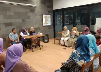 BERBINCANG: Calon Wakil Bupati Tangerang nomor urut 2, Intan Nurul Hikmah saat berbincang bersama mantan anak asuhnya di Upnormal Coffe Citra Raya, Kecamatan Cikupa, Kabupaten Tangerang, Sabtu (16/10). (ALFIAN)