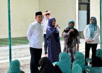 DUKUNG PERUBAHAN: Calon Bupati Tangerang, H Mad Romli saat bertemu
dengan masyarakat, kemarin. Calon Bupati nomor urut 1 ini mendapat dukungan untuk membawa Kabupaten Tangerang
yang unggul, sejahtera dan religius. (ADITYA/SATELITNEWS)