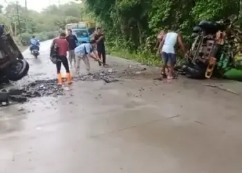 SATELITNEWS.COM, LEBAK—Kecelakaan lalulintas antara truk Mitsubishi dengan truk Hino di Jalan Cimampang - Ciletuh, Desa Panggarangan, Kecamatan Panggarangan, Kabupaten Lebak, tak bisa dihindarkan. Dalam peristiwa yang terjadi Sabtu (9/11/2024) itu dikabarkan satu orang meninggal dunia usai luka parah akibat terjepit kabin. Informasi yang dihimpun, kejadian itu berlangsung sekitar pukul 16.00 WIB. Kala itu, truk Mitsubishi dengan pelat nomor A 9732 PB yang dikemudikan AR melaju dari arah Cimampang menuju lokasi proyek pembangunan jalan dengan membawa muatan batu split. Dari arah berlawanan tiba truk Hino Dutro dengan nomor polisi A 9716 PB yang dikemudikan oleh AJ. Kondisi cuaca yang hujan dan jalan yang menanjak membuat truk oleng tak bisa dikendalikan sehingga menabrak truk proyek hingga keduanya terguling. Kepala Unit (Kanit) Penegak Hukum (Gakkum) Satuan Polisi Lalulintas Polres Lebak, Ipda Aris Setyawan saat dihubungi melalui telepon selulernya membenarkan kejadian tersebut. Dari kejadian tersebut satu sopir dinyatakan meninggal dunia. "Satu orang meninggal dunia pengemudi truk Hino berinisial AJ saat dalam perjalanan ke rumah sakit. Kondisinya memang parah karena terjepit kabin,"kata Aris, Minggu (10/11/2024). Sedangkan sopir truk proyek, menurut Aris, hanya mengalami luka ringan. Kedua unit kendaraan saat ini tengah diamankan pihak kepolisian untuk kepentingan penyelidikan. "Sopir truk muatan proyek luka ringan. Kondisi jalannya menanjak memang, saat peristiwa terjadi itu beres hujan jadi licin. Kedua truk bertabrakan," tuturnya. Adanya cuaca ekstrem yang saat ini melanda wilayah Lebak, Aris berharap para sopir untuk memperhatikan kondisi kendaran serta tidak memaksa untuk melanjutkan perjalannya. Sebab, banyaknya medan tanjakan kerap membuat kendaran tersebut slip dan itu sangat membahayakan bagi pengendara. "Pengendara harus memperhatikan kondisi jalan apalagi saat cuaca ekstrem melanda, karena itu kerap membuat kendaran slip. Intinya, para sopir harus selalu memeriksa kondisi kendaran dan jangan memaksakan untuk melanjutkan perjalanannya sebagai upaya menghindari kecelakaan lalulintas," tandasnya. (mulyana)