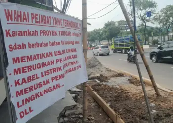 Proyek Trotoar Tak Kunjung Selesai, Puluhan Pedagang Jalan MH Thamrin Kota Tangerang Protes