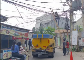 Pemkot Tangsel Cabut Tiang Milik Provider