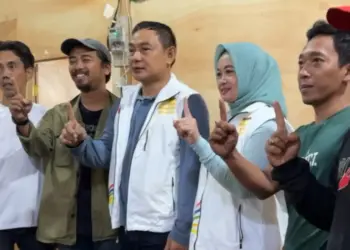 Calon Bupati Tangerang Nomor Urut 1, H. Mad Romli didampingi istri Nina Lisnawati Romli. (ISTIMEWA)