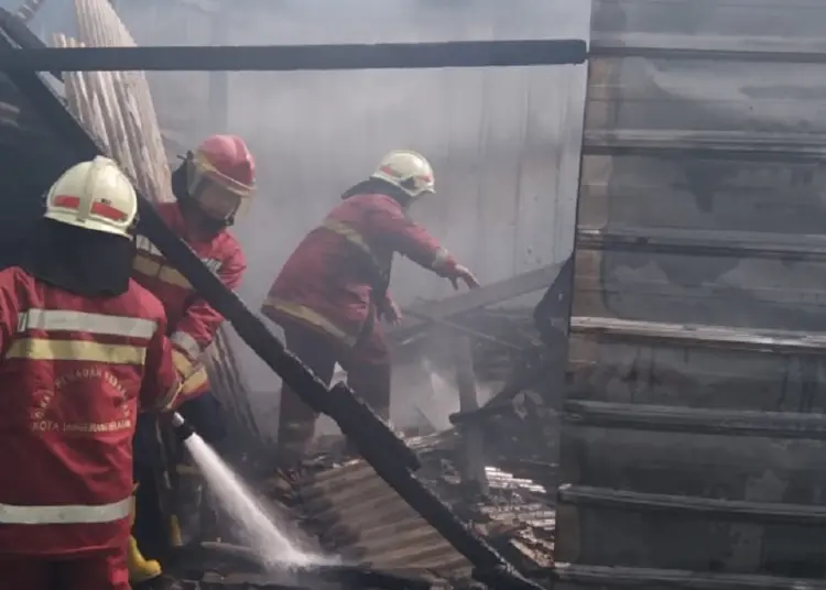 Gudang Pasar Swalayan di Serpong Terbakar