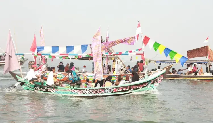 Budaya Larung meriahkan Festival Pesisir. (ISTIMEWA)