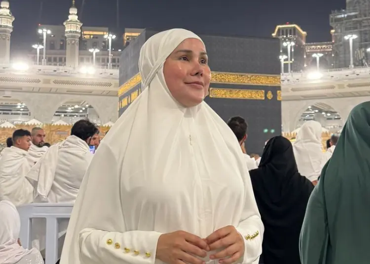 Umrah Pakai Hijab, Selebgram Transgender Isa Zega Bikin Geram Netizen