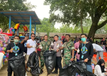 Ketua KPPC E. Franky Supriyadi dan jajaran stakeholder, lakukan bersih - bersih lokasi wisata Pantai Carita, sambut perayaan pergantian malam tahun baru. (ISTIMEWA)