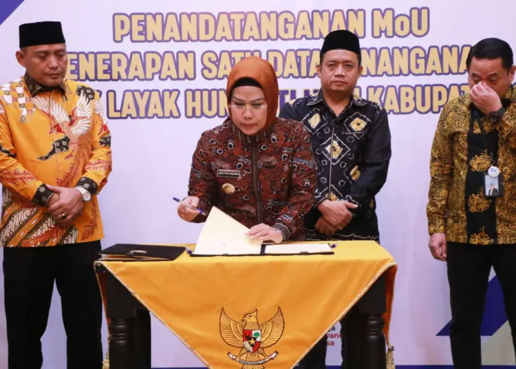 Bupati Serang Ratu Tatu Chasanah, melakukan penandatanganan MoU penanganan RTLH, dengan stakeholder terkait, beberapa waktu lalu. (ISTIMEWA)