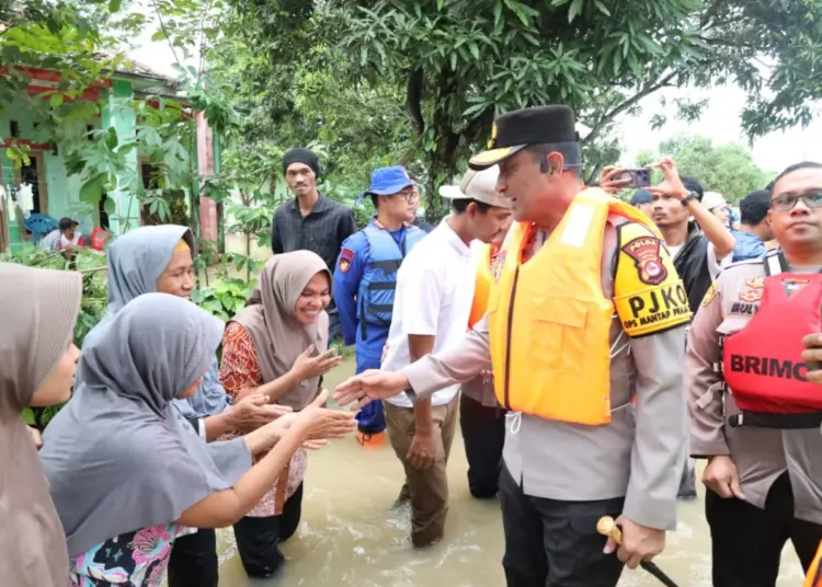 Kapolda Banten Brigadir Jenderal (Brigjen) Polisi Suyudi Ario Sero, terjun meninjau lokasi banjur di Kampung Timur, Kecamatan Pagelaran, Kabupaten Pandeglang. (ISTIMEWA)