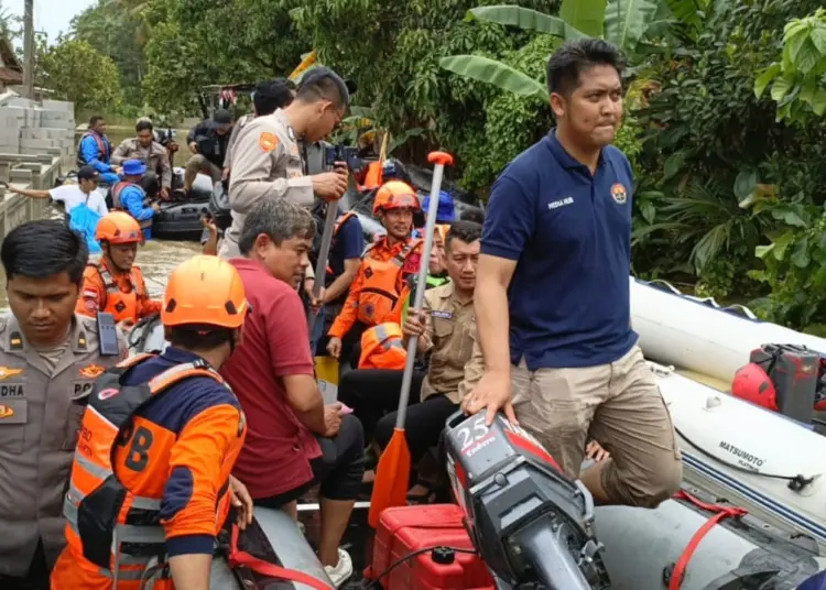 Petugas gabungan, mengevakuasi warga dilokasi banjir Kabupaten Pandeglang, beberapa waktu lalu. (ISTIMEWA)