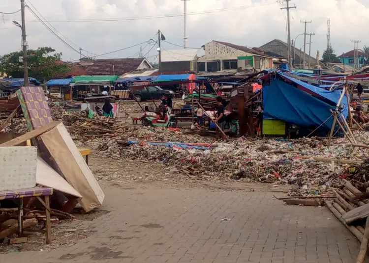 Sampah menumpuk dikawasan Teluk Batako, Desa Teluk, Kecamatan Labuan. (ISTIMEWA)