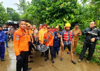 Petugas gabungan mengevakuasi korban  hanyut, yang ditemukan tak bernyawa di saluran. Irigasi setempat, Senin (9/12/2024). (ISTIMEWA)