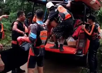 Tim gabungan mengevakuasi korban hanyut, di Baros, Kabupaten Serang. (ISTIMEWA)