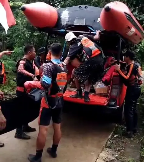 Tim gabungan mengevakuasi korban hanyut, di Baros, Kabupaten Serang. (ISTIMEWA)