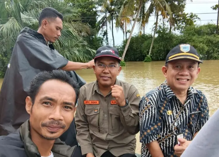 Kepala DPKP Kabupaten Pandeglang, M. Nasir, meninjau lokasi pertanian yang terkena banjir, beberapa waktu lalu. (ISTIMEWA)