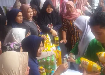 Diskoumperindag Kabupaten Serang gelar bazar sembako murah, untuk membantu masyarakat memenuhi kebutuhan pokok sehari-hari, Selasa (10/12/2024). (SIDIK/SATELITNEWS.COM)