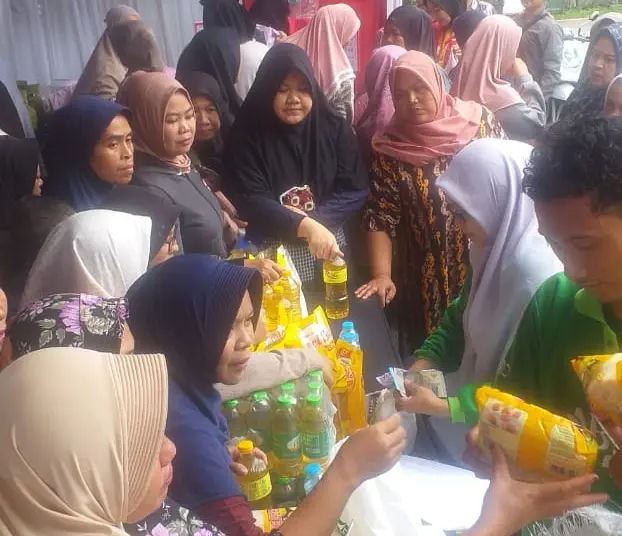 Diskoumperindag Kabupaten Serang gelar bazar sembako murah, untuk membantu masyarakat memenuhi kebutuhan pokok sehari-hari, Selasa (10/12/2024). (SIDIK/SATELITNEWS.COM)