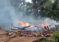 Sebuah rumah di Kecamatan Cibitung, Kabupaten Pandeglang, ludes terbakar. Kebakaran, diduga akibat korsleting listrik, Rabu (11/12/2024). (ISTIMEWA)