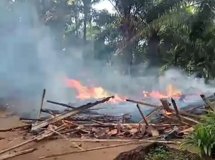 Sebuah rumah di Kecamatan Cibitung, Kabupaten Pandeglang, ludes terbakar. Kebakaran, diduga akibat korsleting listrik, Rabu (11/12/2024). (ISTIMEWA)