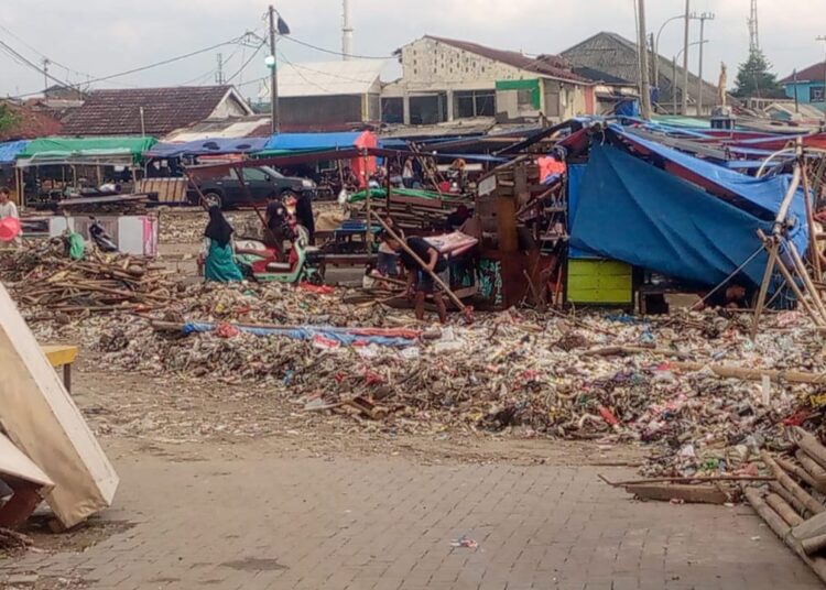 Kawasan wisata Teluk Batako, Kecamatan Labuan, Kabupaten Pandeglang, kumuh dan dipenuhi sampah, Kamis (12/12/2024). (ADIB FAHRIE/SATELITNEWS.COM)