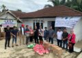 Ketua Komisi IV DPRD Pandeglang, Tb Udi Juhdi didampingi jajarannya, memberikan bantuan sembako kepada masyarakat terdampak banjir, Kamis (12/12/2024). (ISTIMEWA)