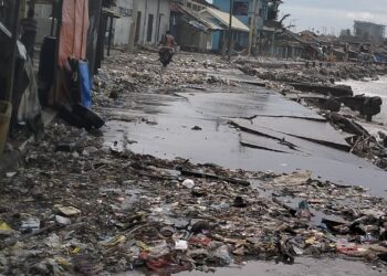 Bangunan liar (bangli) berjejer disepanjang sempadan pantai di kawasan Teluk, Desa Teluk, Kecamatan Labuan. (ISTIMEWA)