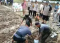 Kapolres Serang AKBP Condro Sasongko dan jajarannya, memberikan bantuan dan menanam bibit jagung di salah satu Ponpes di wilayah Kabupaten Serang, Minggu (15/12/2024). (ISTIMEWA)