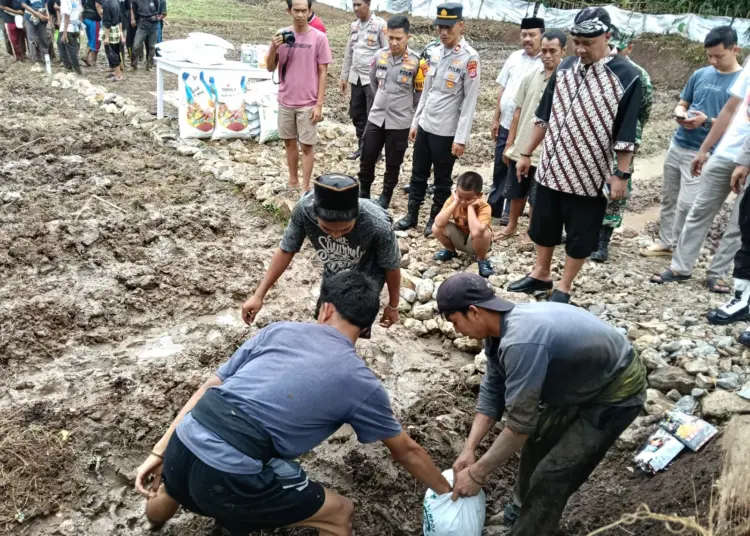 Kapolres Serang AKBP Condro Sasongko dan jajarannya, memberikan bantuan dan menanam bibit jagung di salah satu Ponpes di wilayah Kabupaten Serang, Minggu (15/12/2024). (ISTIMEWA)