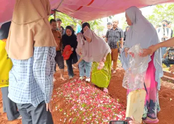 Ibu dan Anak Tewas di Ciputat Timur Dimakamkan Dalam Satu Liang Lahat