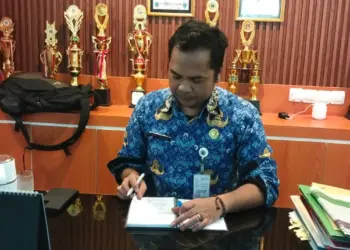 Kepala DPK Kabupaten Pandeglang, Uun Junandar, di ruang kerjanya. (ADIB FAHRIE/SATELITNEWS.COM)