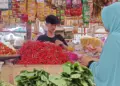 Penjual sayur mayur dan bumbu, di salah satu pasar di Kabupaten Serang, sedang melayani pembeli. (SIDIK/SATELITNEWS.COM)