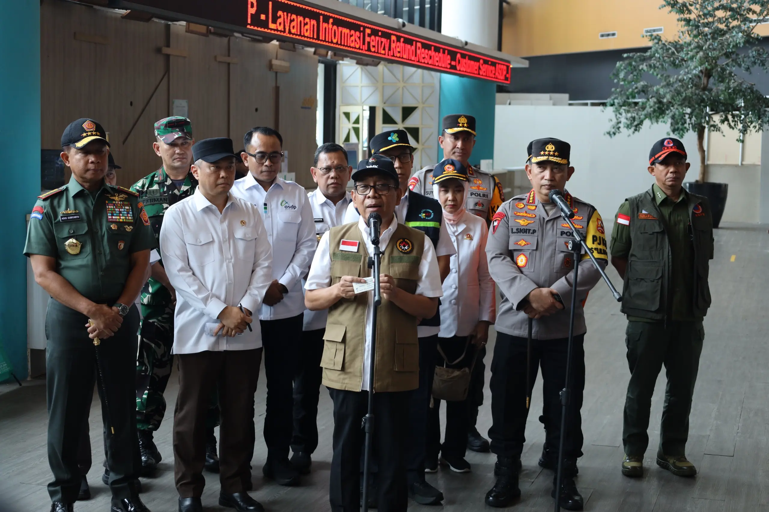 Menko PMK Beserta Panglima TNI dan Kapolri Tinjau Pengamanan Penyeberangan di Pelabuhan Merak