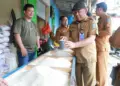 Bertepatan dengan momen Natal dan Tahun Baru (Nataru), Tim Pengendalian Inflasi Daerah (TPID) Kabupaten Serang melakukan Operasi Pasar berupa komoditi Beras dan Minyak Goreng. Kegiatan tersebut dilakukan, sebagai upaya untuk membantu masyarakat mendapatkan kebutuhan pangan dengan harga yang murah. (ISTIMEWA)