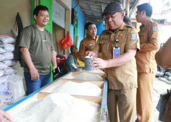 Bertepatan dengan momen Natal dan Tahun Baru (Nataru), Tim Pengendalian Inflasi Daerah (TPID) Kabupaten Serang melakukan Operasi Pasar berupa komoditi Beras dan Minyak Goreng. Kegiatan tersebut dilakukan, sebagai upaya untuk membantu masyarakat mendapatkan kebutuhan pangan dengan harga yang murah. (ISTIMEWA)