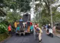 Sejumlah petugas UPTD PJJ Perwakilan Banten DPUPR Provinsi Banten, sedang melaksanakan pemeliharaan jalan, di Kabupaten Pandeglang, beberapa waktu lalu. (ISTIMEWA)