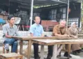 Kepala Disparbud Kabupaten Pandeglang, Rahmat Zultika (dua dari kiri), berbincang dengan Ketua DK PWI Banten Nana Amdan, dan beberapa anggota PWI Pandeglang, belum lama ini. (DOKUMEN/SATELITNEWS.COM)