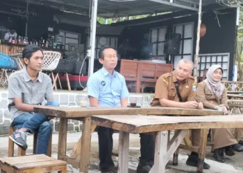 Kepala Disparbud Kabupaten Pandeglang, Rahmat Zultika (dua dari kiri), berbincang dengan Ketua DK PWI Banten Nana Amdan, dan beberapa anggota PWI Pandeglang, belum lama ini. (DOKUMEN/SATELITNEWS.COM)