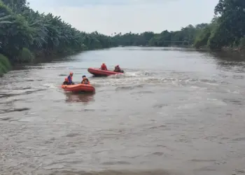 Tim gabungan melakukan pencarian korban tenggelam di Sungai Cisadane. (ISTIMEWA)