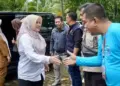 Bupati Pandeglang Irna Narulita, menyapa dan bersalaman dengan warganya. (ISTIMEWA)